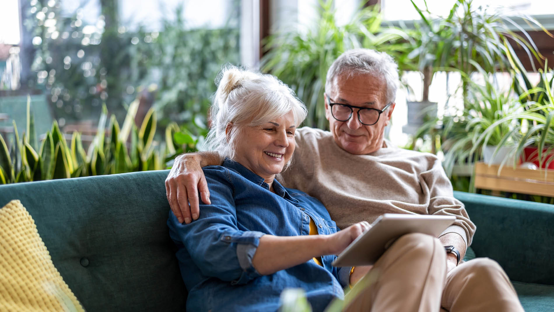 man en vrouw op de bank